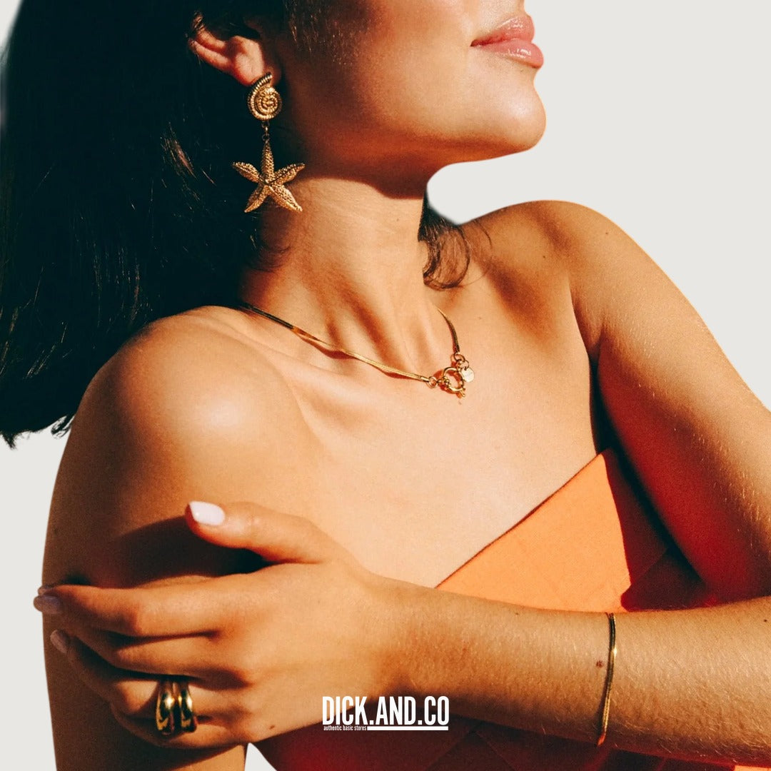 BONNIE STUDIOS Bonnie Snake Ketting in Goud, gedragen door een model, vooraanzicht