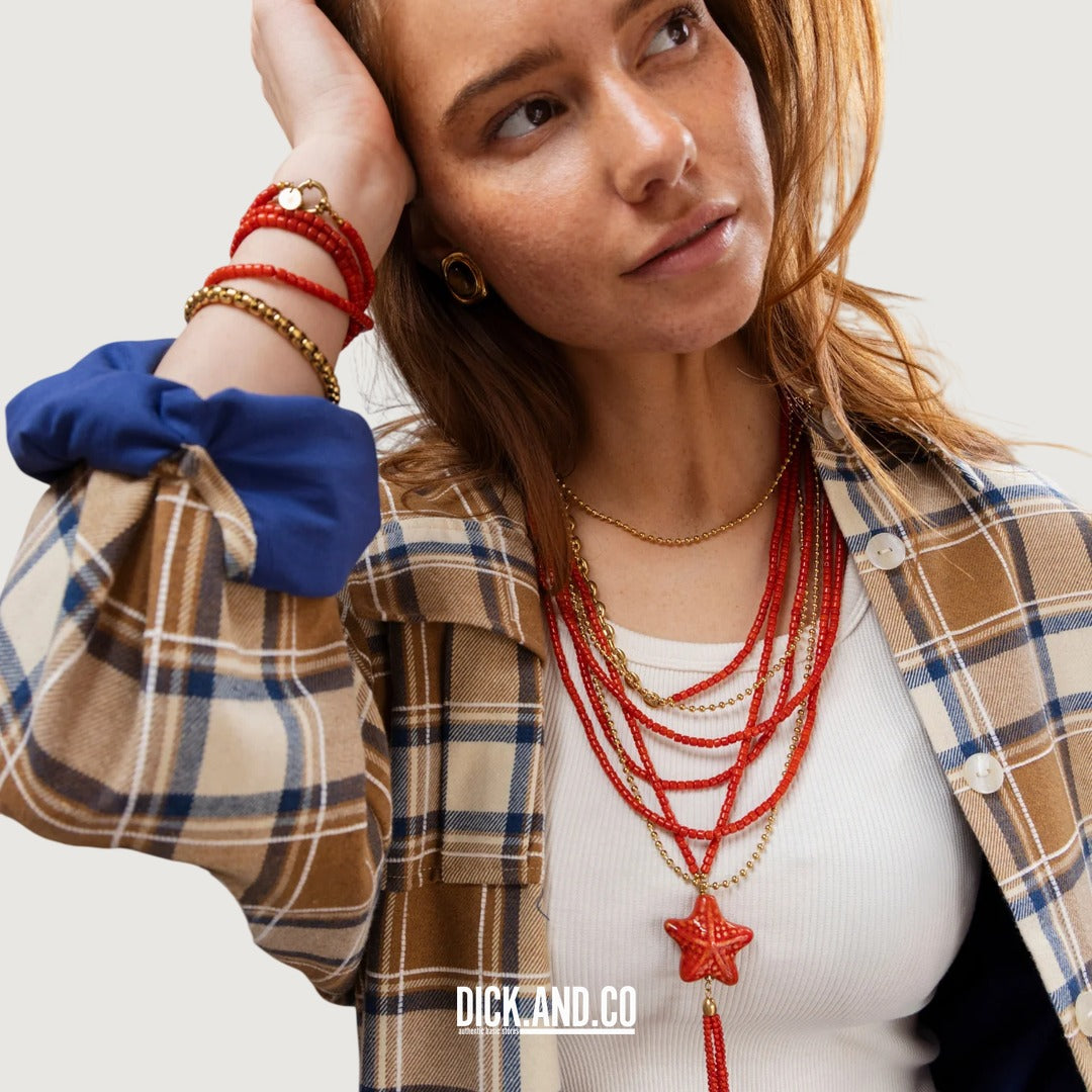 BONNIE STUDIOS Moos Red Gold ketting in Rood, gedragen door een model, vooraanzicht