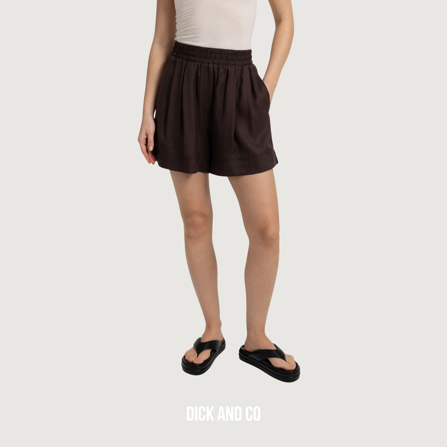 YAYA Short met hoge taille en elastische band in de kleur paars (aubergine purple)