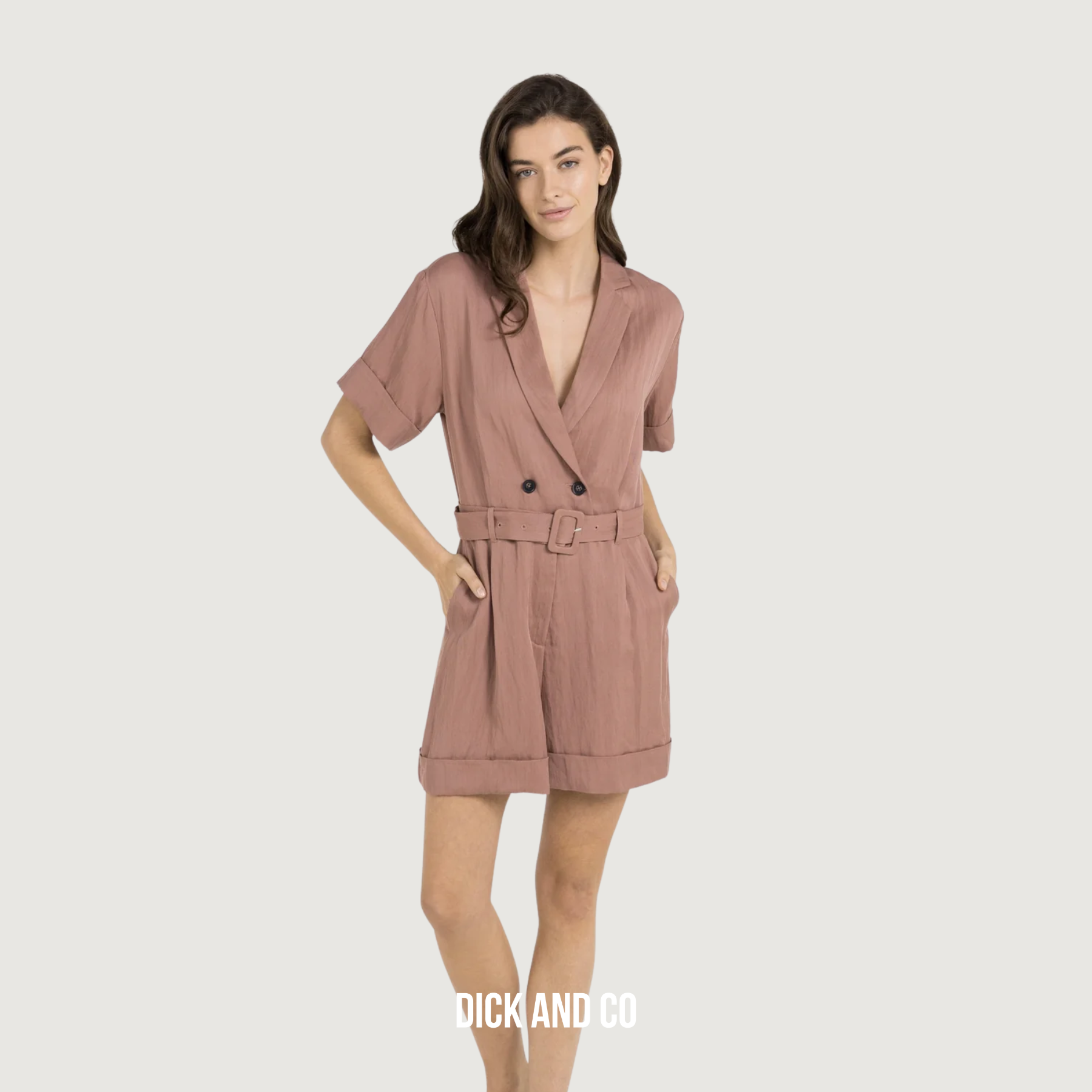 YAYA Playsuit met dubbele knopen en ceintuur in de kleur roze (burlwood pink)