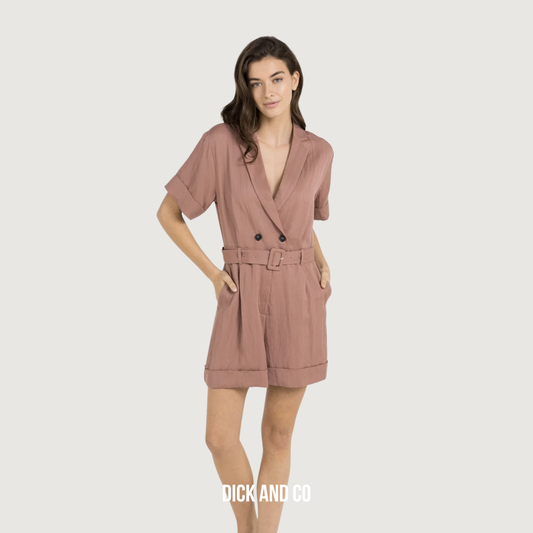 YAYA Playsuit met dubbele knopen en ceintuur in de kleur roze (burlwood pink)