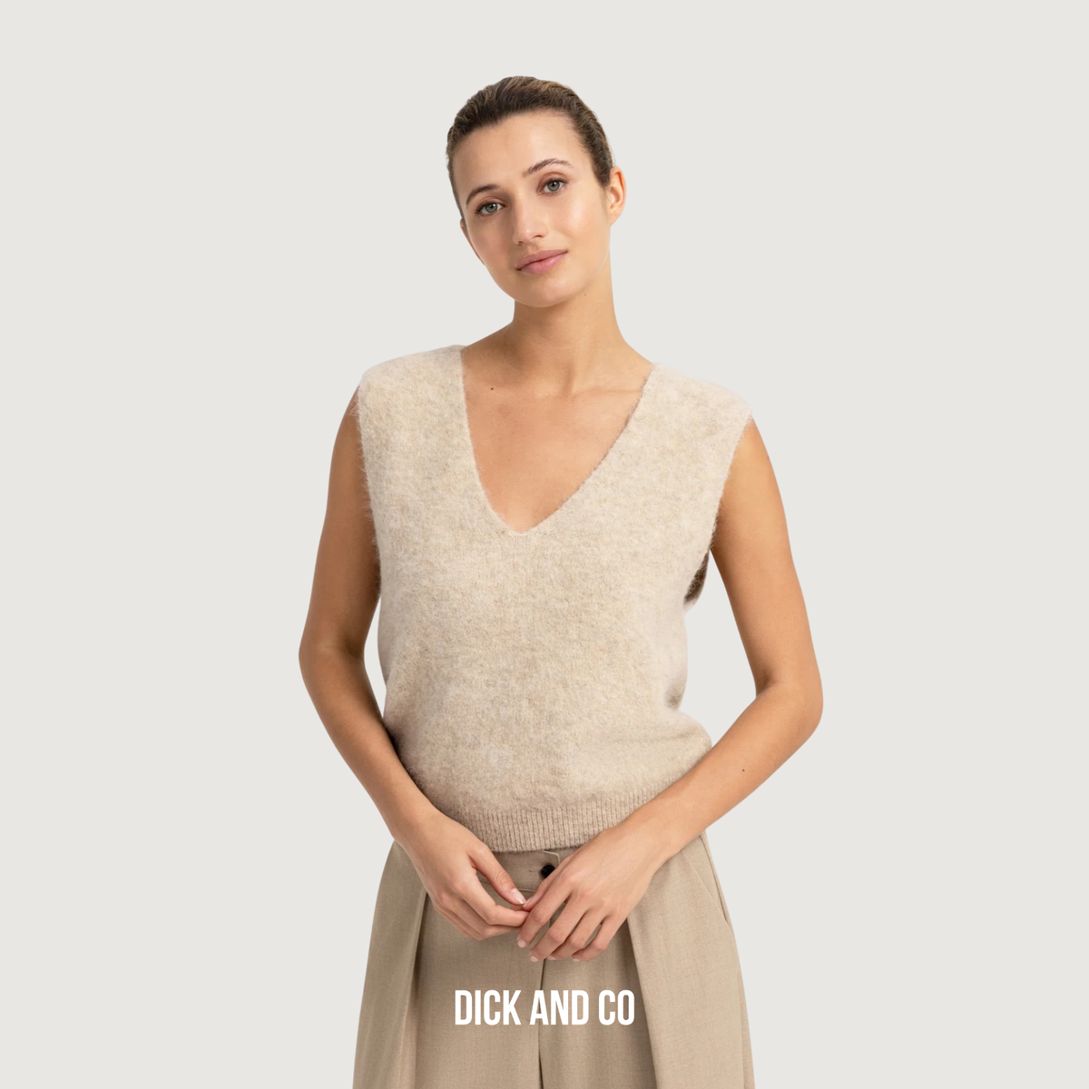 YAYA Zachte gebreide spencer met diepe V-hals in de kleur beige (light beige melange)
