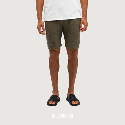 BUTCHER OF BLUE Ripley Structure short in de kleur groen (dk. granite green)