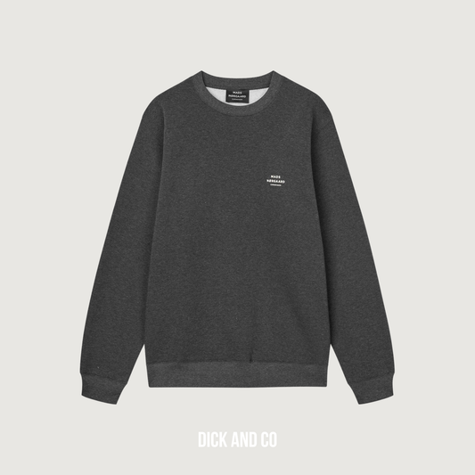 MADS NORGAARD Standard Crew Logo sweater in de kleur grijs (dark grey melange)