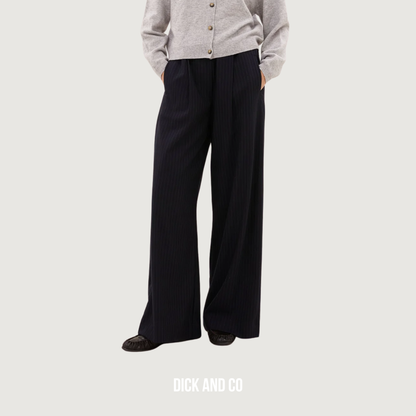 BY-BAR Benji Pine Stripe Pants broek in de kleur blauw (dark pine stripe)