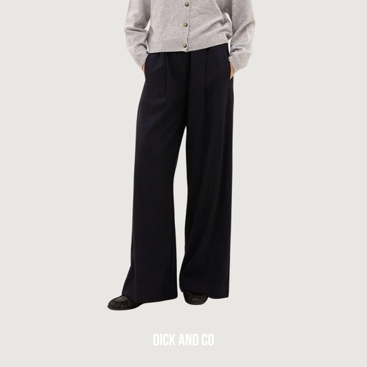 BY-BAR Benji Pine Stripe Pants broek in de kleur blauw (dark pine stripe)