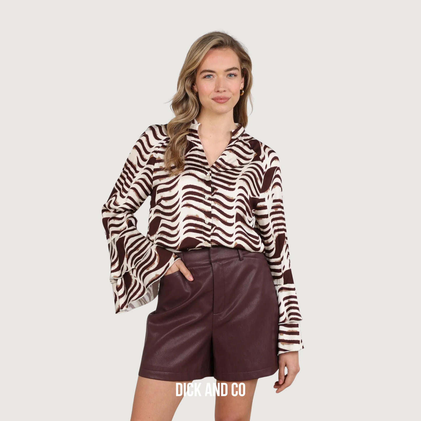 NUKUS April blouse V-Neck Zebra in de kleur paars (offwhite/cherry)
