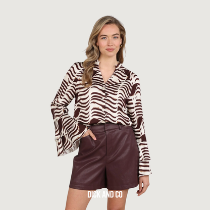 NUKUS April blouse V-Neck Zebra in de kleur paars (offwhite/cherry)