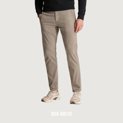 CAST IRON Cylas tapered fit chino in de kleur beige (walnut)