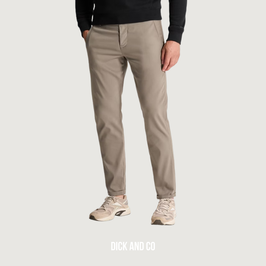 CAST IRON Cylas tapered fit chino in de kleur beige (walnut)