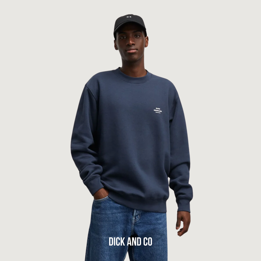 MADS NORGAARD Standard Crew Logo sweater in de kleur blauw (parisian night)