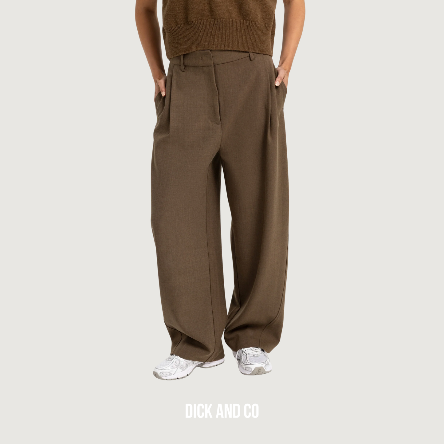 YAYA Geweven barrel-leg broek met plooidetail in de kleur bruin (teak brown)