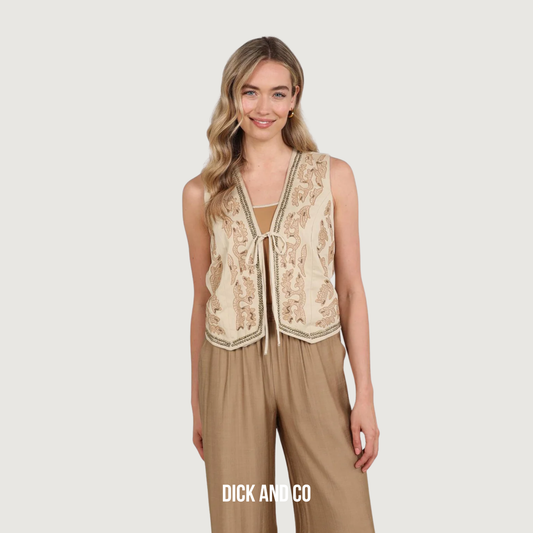 NUKUS Momo Gilet Embroidery in de kleur beige (sand)