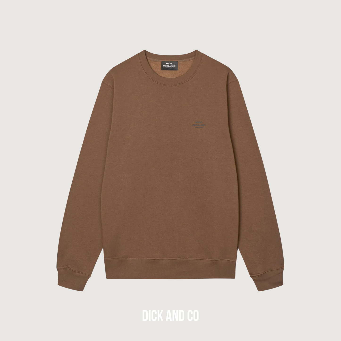 MADS NORGAARD Standard Crew Logo sweater in de kleur bruin (cocoa)