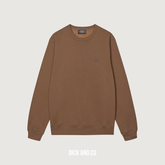 MADS NORGAARD Standard Crew Logo sweater in de kleur bruin (cocoa)