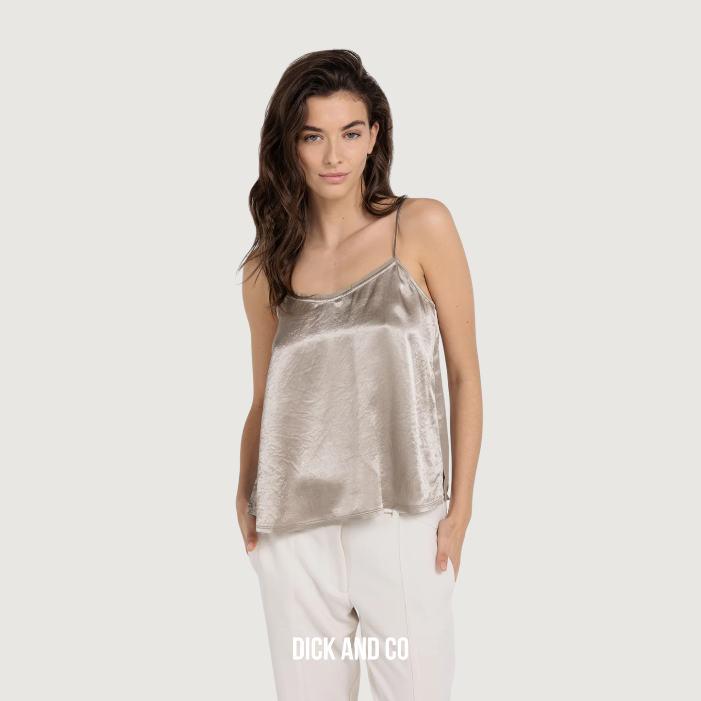 YAYA Satijnen singlet met transparant detail in de kleur zilver (crockery brown)