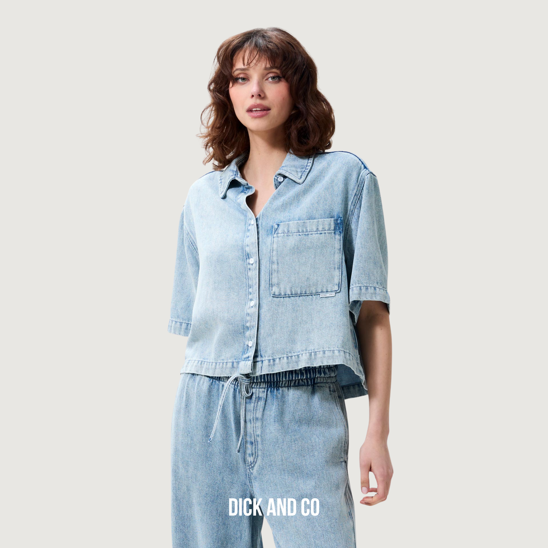 CATWALK JUNKIE Short sleeve denim blouse in de kleur blauw (light blue)
