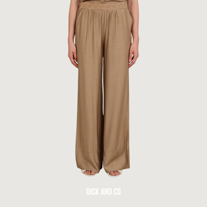 NUKUS Merel Pants broek in de kleur bruin (camel)