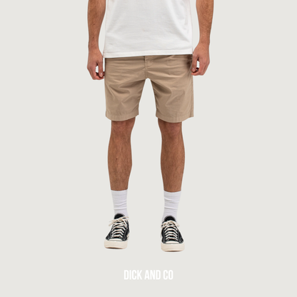BUTCHER OF BLUE Tristan Chino short in de kleur beige (stone beige)
