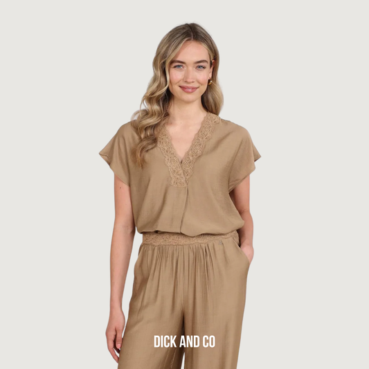 NUKUS Marlijn top in de kleur bruin (camel)