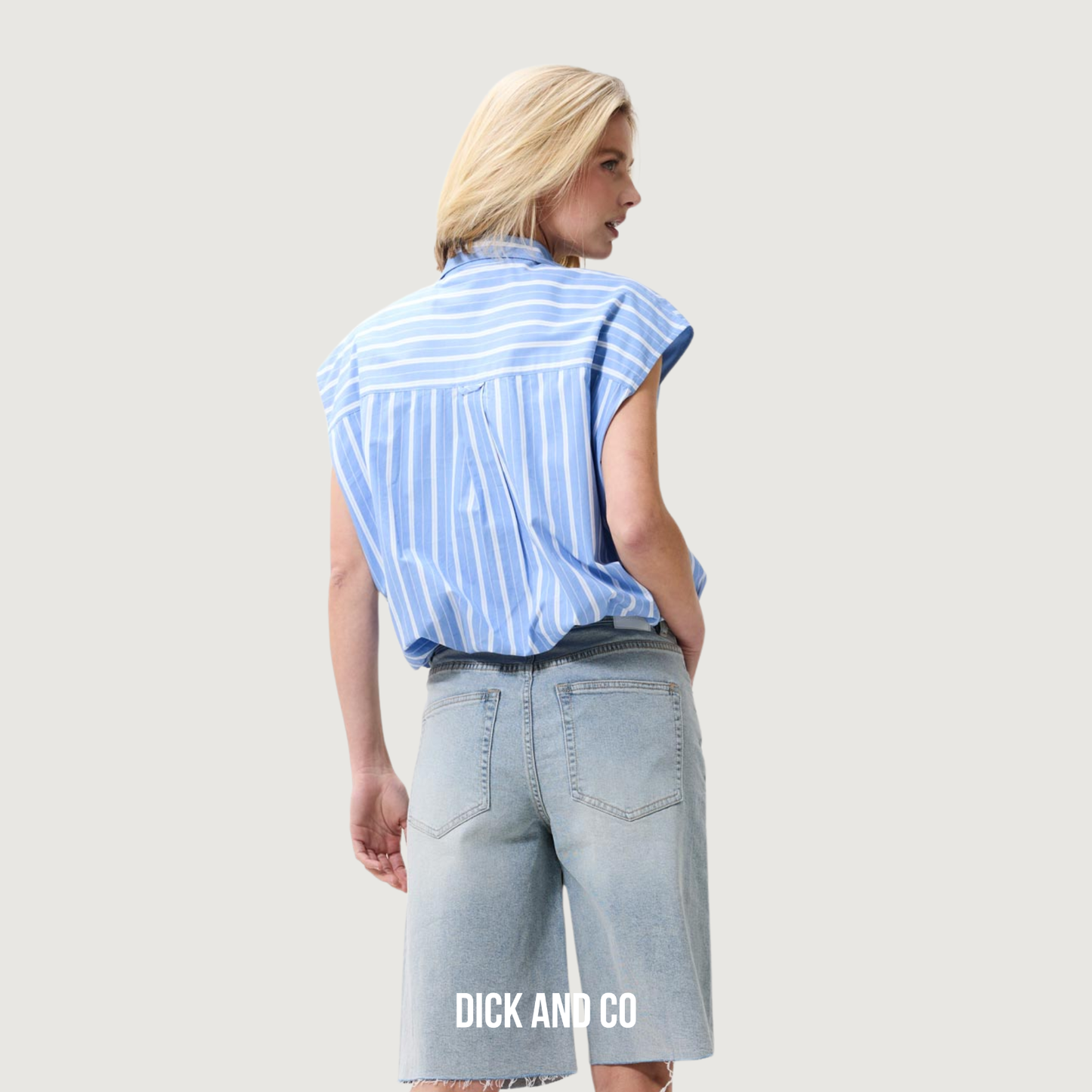 Sleeveless tuck in blouse