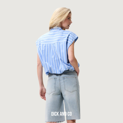 Sleeveless tuck in blouse