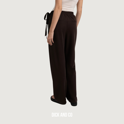 Broek met wijde pijpen en overslagdetail