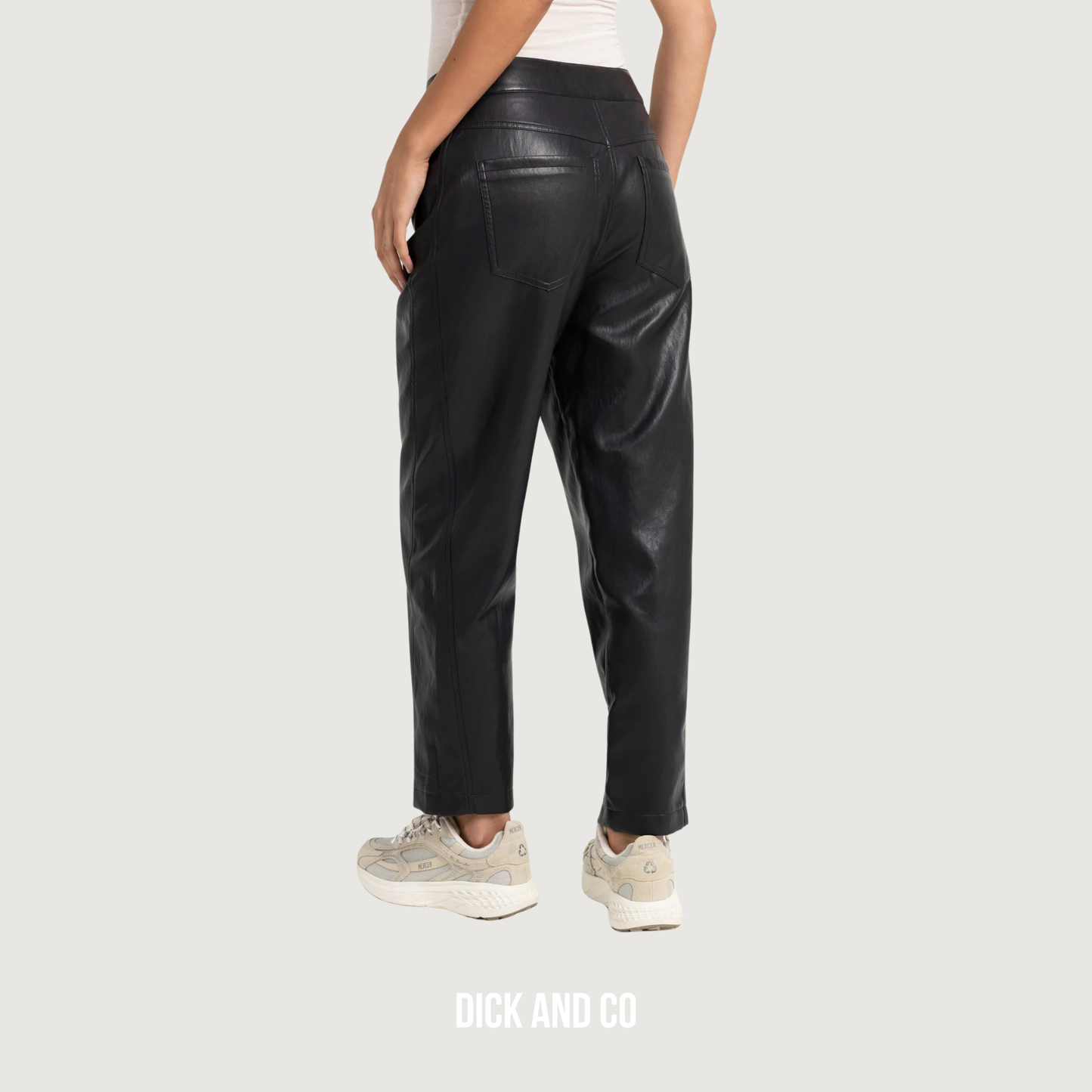 Broek van imitatieleer met taps toelopende pijpen