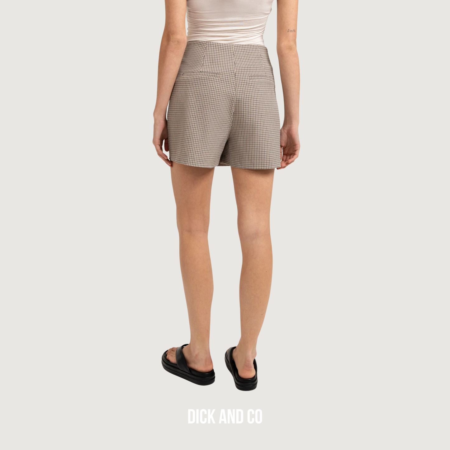Geruite skort met overslagdetail