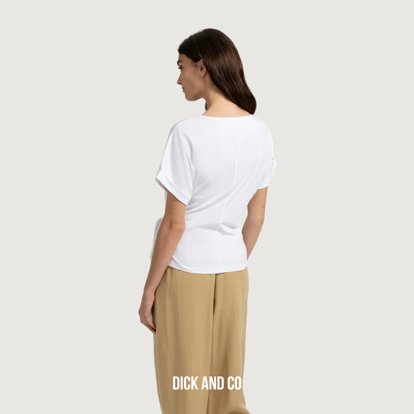 Top met ronde hals en knoopdetail