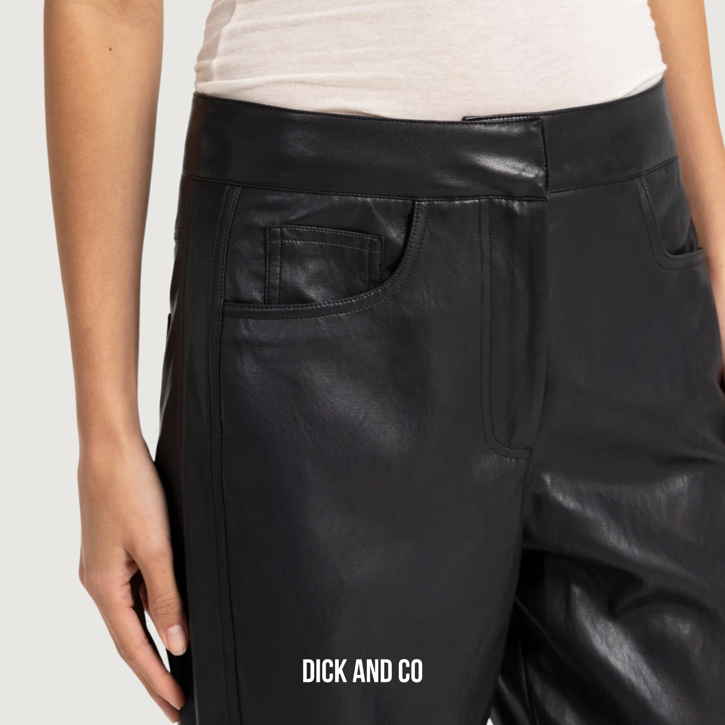 Broek van imitatieleer met taps toelopende pijpen