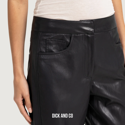 Broek van imitatieleer met taps toelopende pijpen