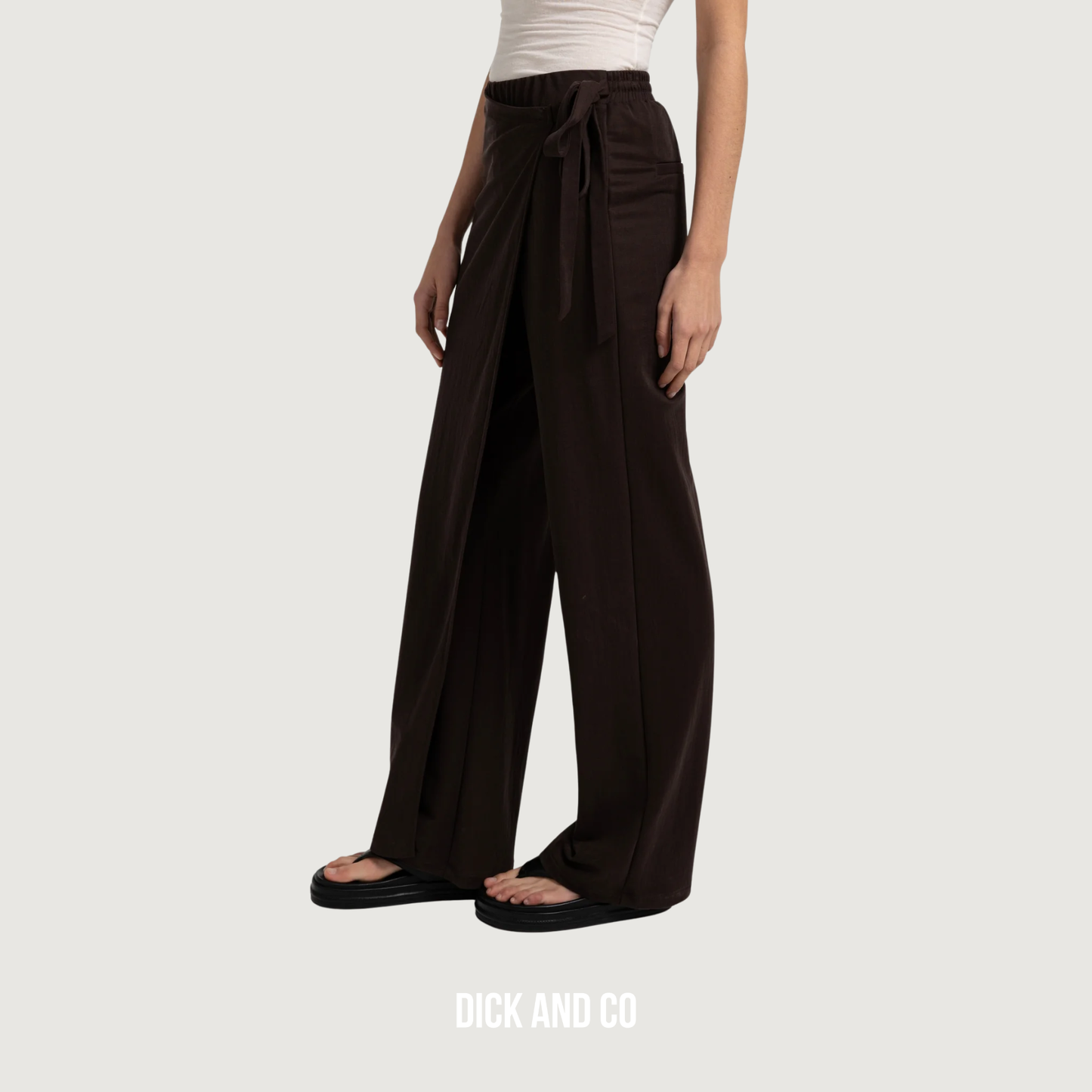 Broek met wijde pijpen en overslagdetail