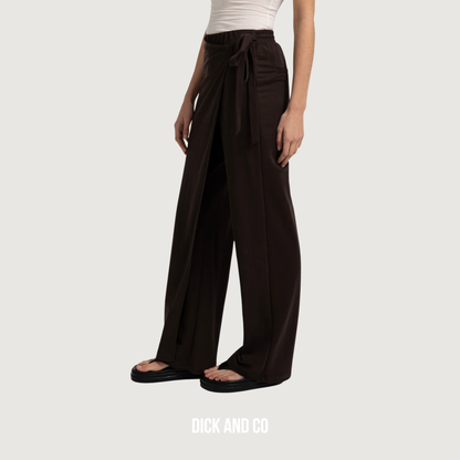 Broek met wijde pijpen en overslagdetail