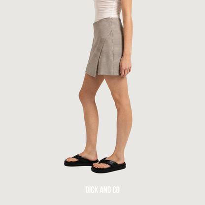 Geruite skort met overslagdetail