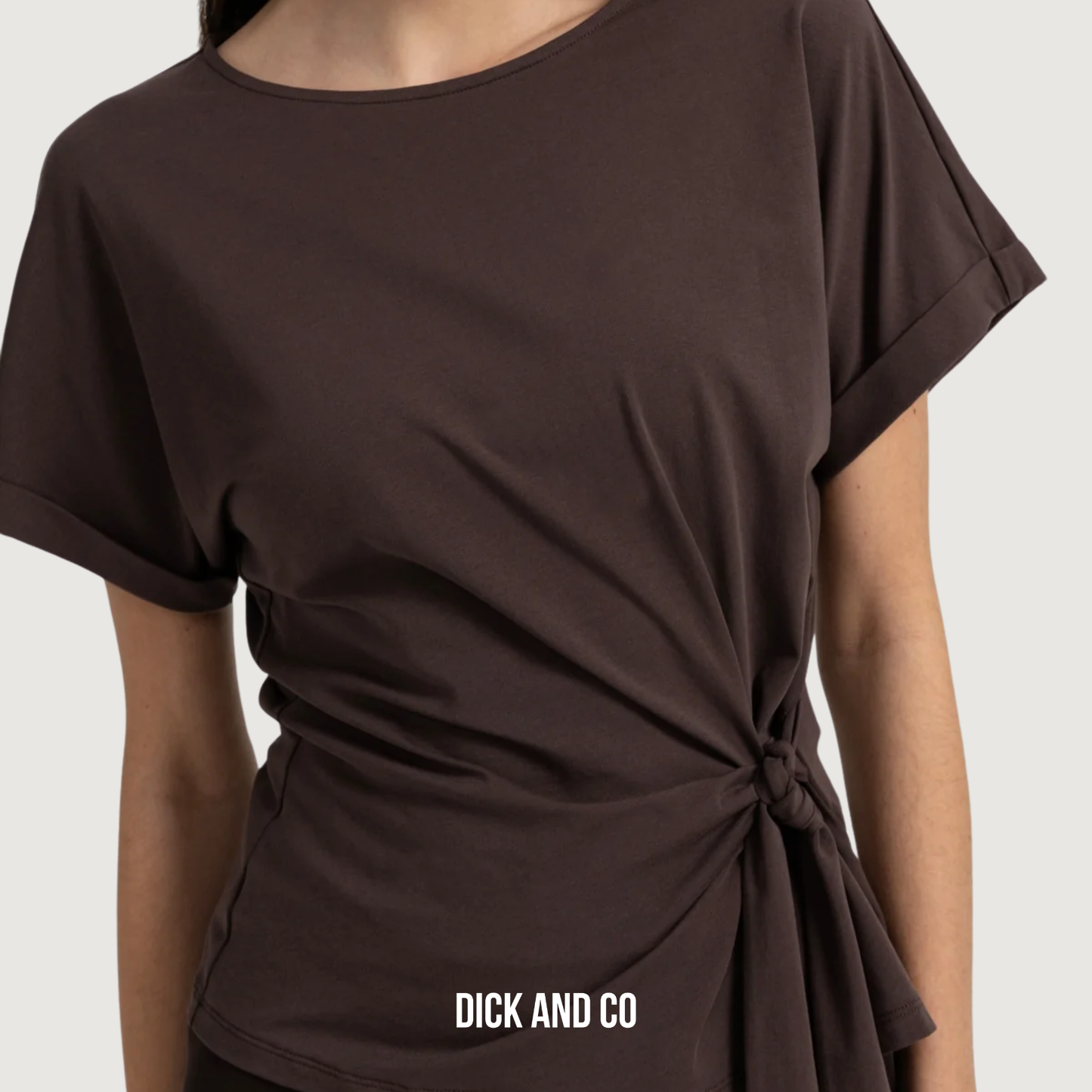 Top met ronde hals en knoopdetail