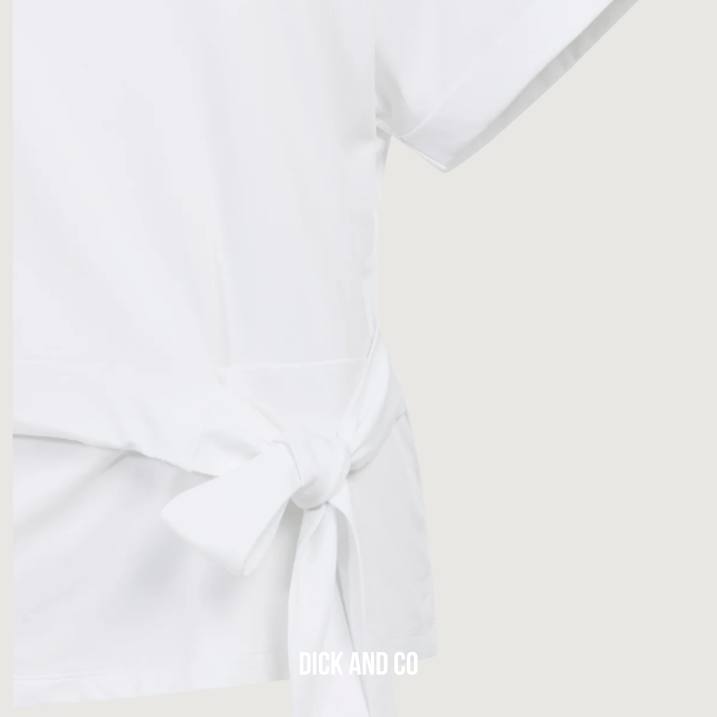 Top met ronde hals en knoopdetail