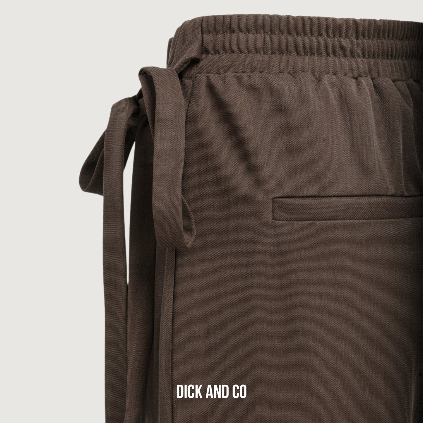 Broek met wijde pijpen en overslagdetail