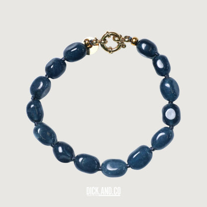 BONNIE STUDIOS Bobby Blue armband in Blue (blauw), vrijstaand vooraanzicht