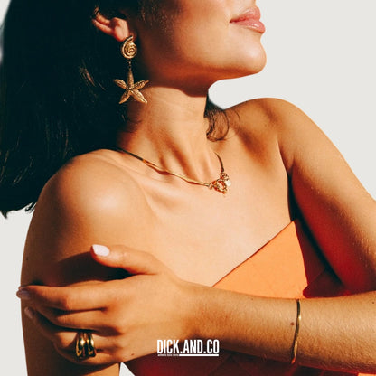 BONNIE STUDIOS Bonnie Snake armband in Goud, gedragen door een model