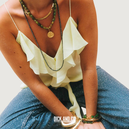 BONNIE STUDIOS Bonnie Snake Ketting in Goud, gedragen door een model, vooraanzicht