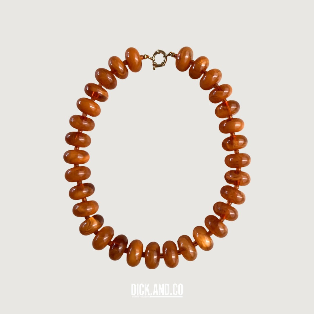 BONNIE STUDIOS Chunky Bead Camel ketting in Camel (bruin), vrijstaand vooraanzicht