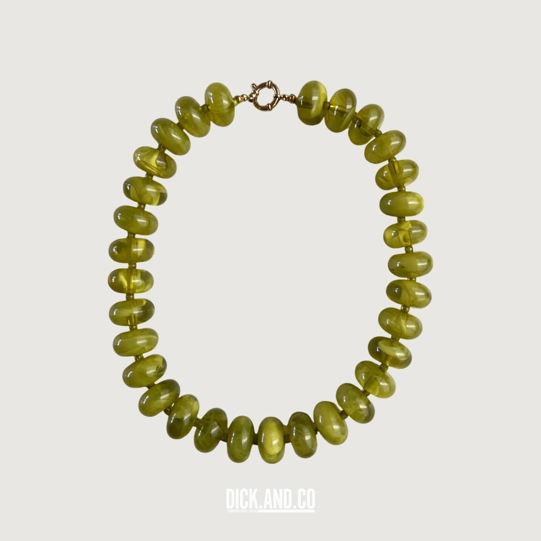 BONNIE STUDIOS Chunky Bead ketting in Groen, vrijstaand vooraanzicht