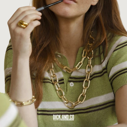 BONNIE STUDIOS Dikke Schakelarmband in Gold (goud), gedragen door een model, vooraanzicht