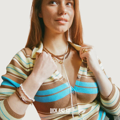 BONNIE STUDIOS Feestelijke Parelketting in White (wit), gedragen door een model, vooraanzicht