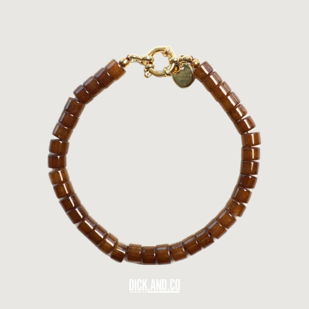 BONNIE STUDIOS Moos Brown armband in Brown (bruin), vrijstaand vooraanzicht