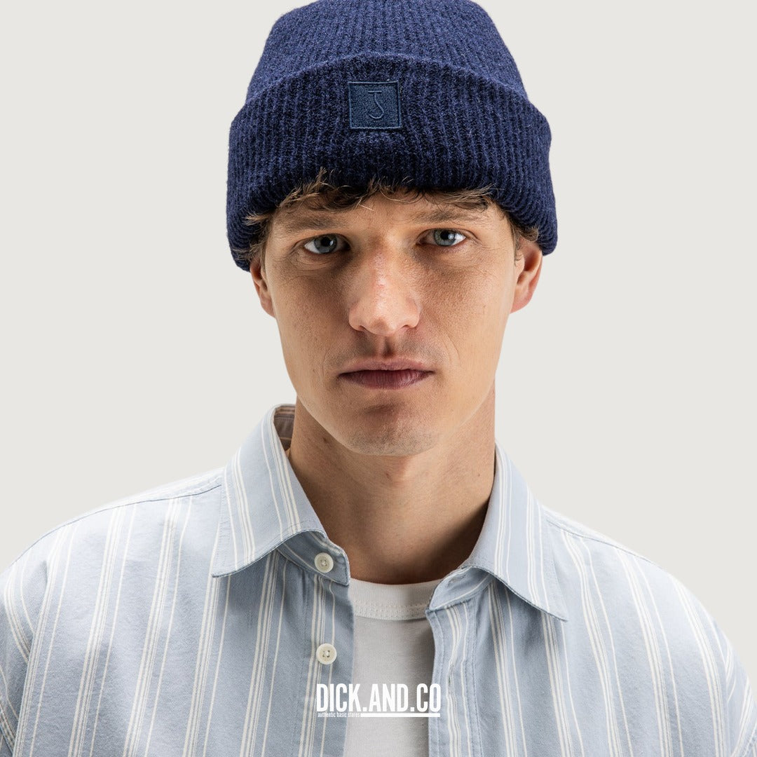 BUTCHER OF BLUE Army Wool Hook Beanie in Alaska Blue (blauw), gedragen door een model, vooraanzicht