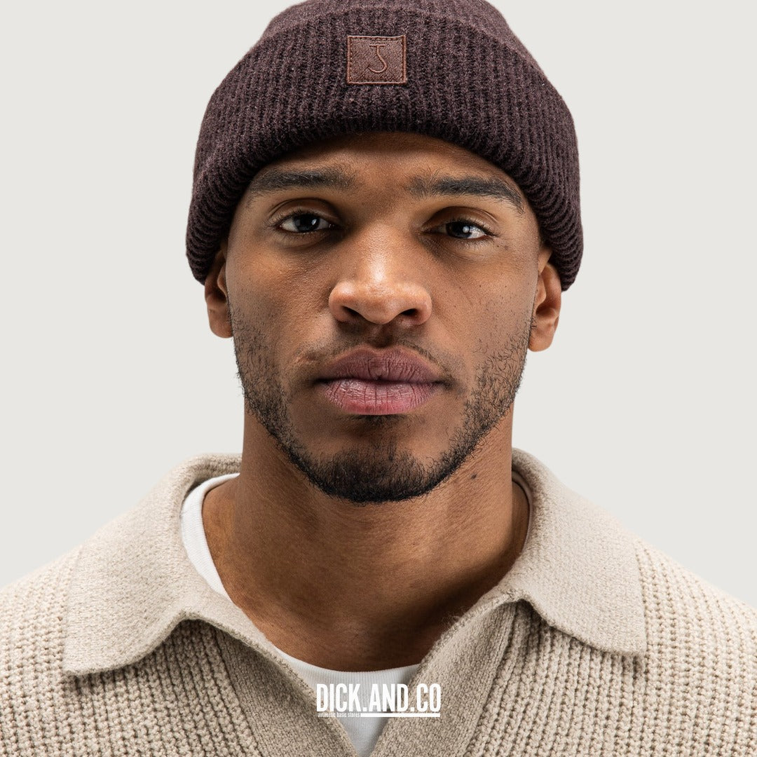 BUTCHER OF BLUE Army Wool Hook Beanie in Topaz Brown (bruin), gedragen door een model, vooraanzicht