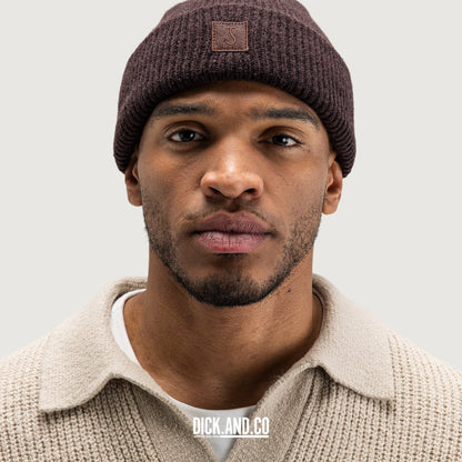BUTCHER OF BLUE Army Wool Hook Beanie in Topaz Brown (bruin), gedragen door een model, vooraanzicht