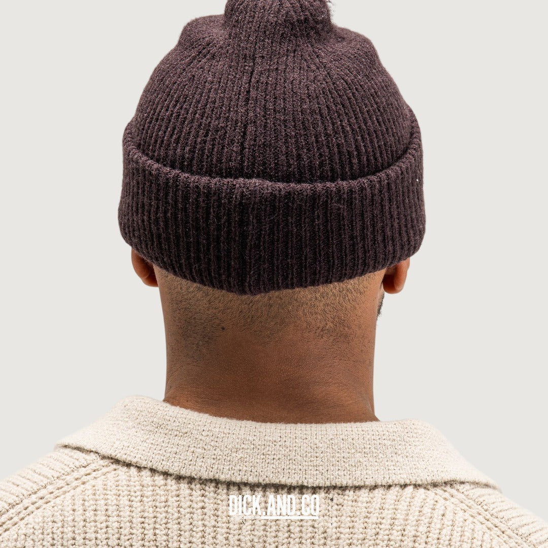BUTCHER OF BLUE Army Wool Hook Beanie in Topaz Brown (bruin), gedragen door een model, achteraanzicht
